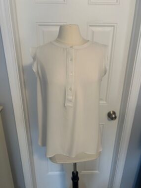 Loft brand Women’s Cream Sleeveless 5 Button tank size large longer length